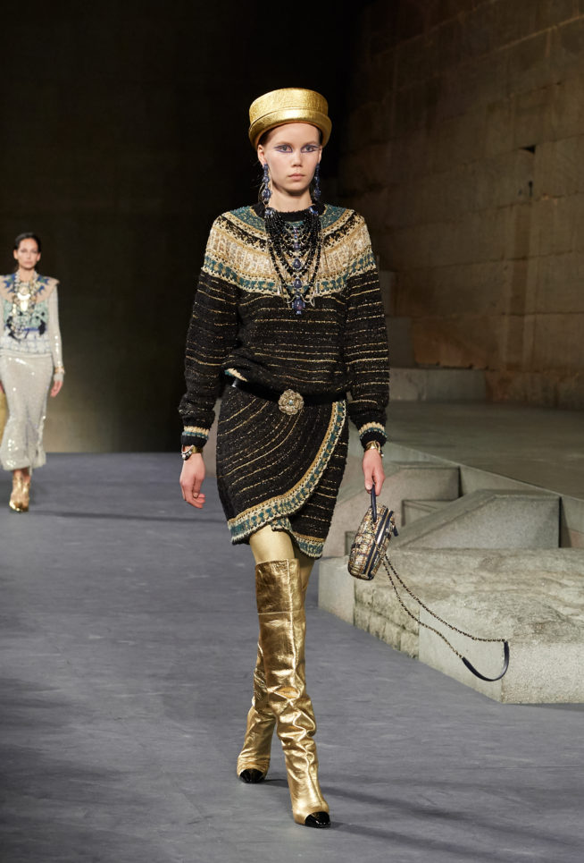 43_the_paris-new_york_2018-19_metiers_d_art_collection_look_43