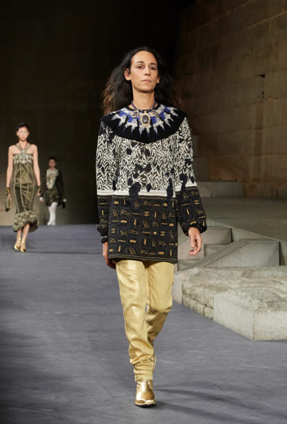 45_the_paris-new_york_2018-19_metiers_d_art_collection_look_45