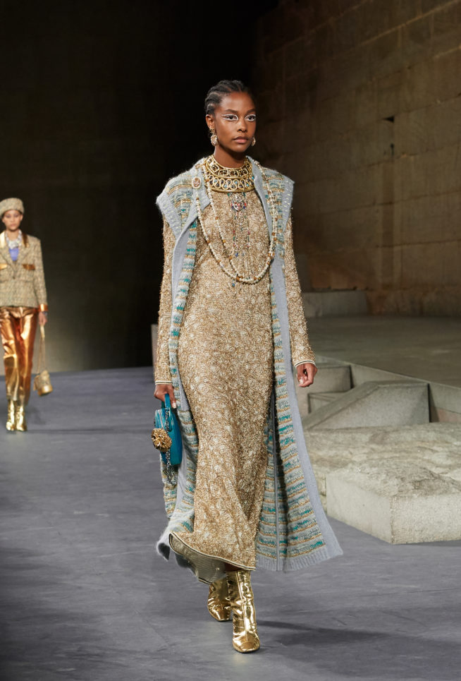50_the_paris-new_york_2018-19_metiers_d_art_collection_look_50