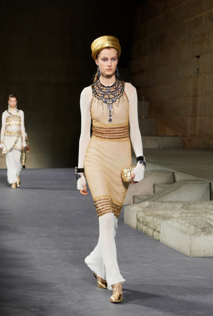 61_the_paris-new_york_2018-19_metiers_d_art_collection_look_61