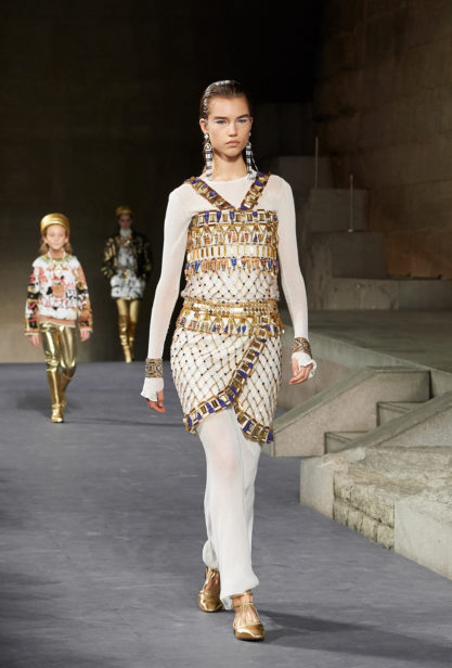 62_the_paris-new_york_2018-19_metiers_d_art_collection_look_62