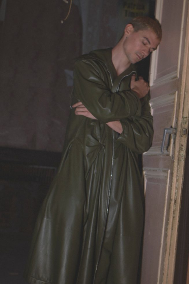 00017-loewe-menswear-spring-22-credit-david-sims