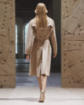 burberry-spring_summer-2022-womenswear-presentation-collection-look-1-paula_002