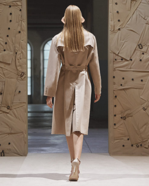 burberry-spring_summer-2022-womenswear-presentation-collection-look-1-paula_002
