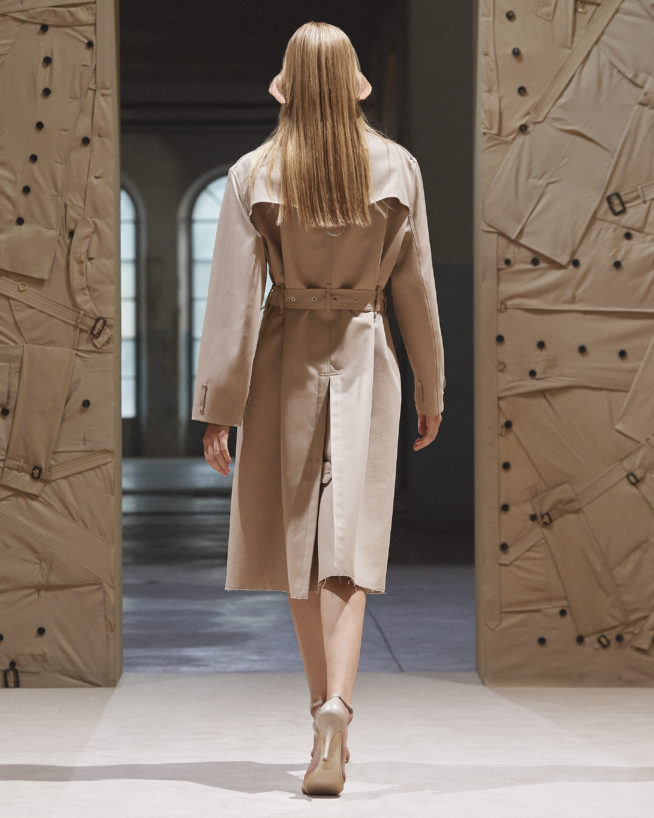 burberry-spring_summer-2022-womenswear-presentation-collection-look-1-paula_002