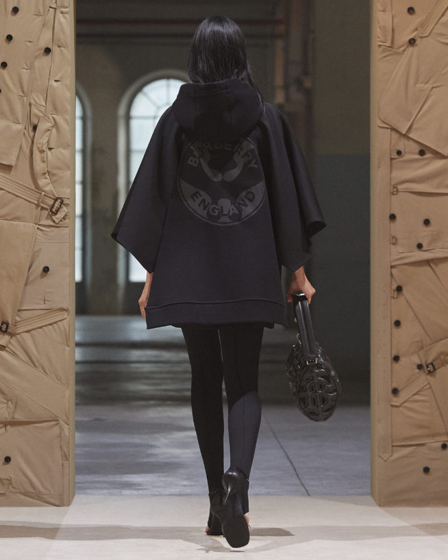 burberry-spring_summer-2022-womenswear-presentation-collection-look-10-mariacarla_002