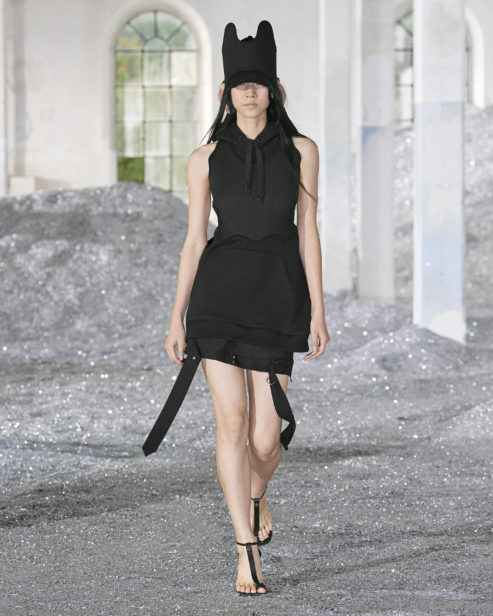 burberry-spring_summer-2022-womenswear-presentation-collection-look-16-sol_001