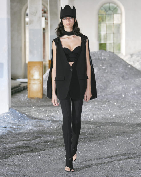 burberry-spring_summer-2022-womenswear-presentation-collection-look-18-loli_001