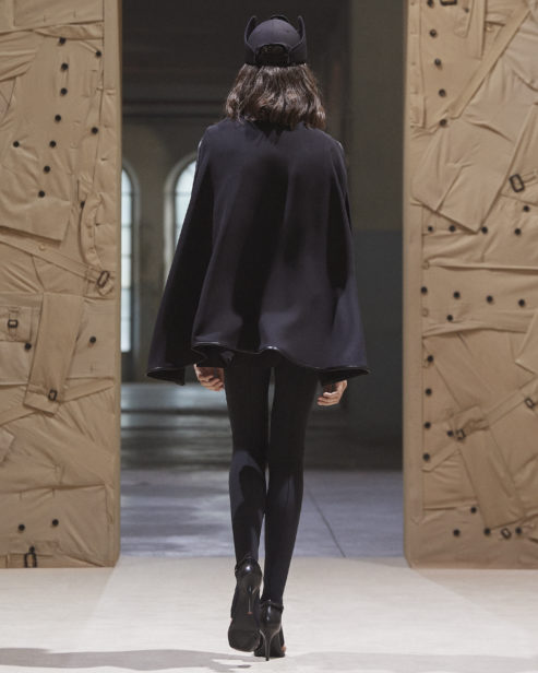 burberry-spring_summer-2022-womenswear-presentation-collection-look-18-loli_002