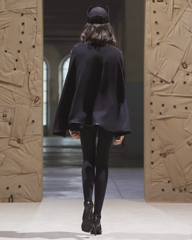 burberry-spring_summer-2022-womenswear-presentation-collection-look-18-loli_002