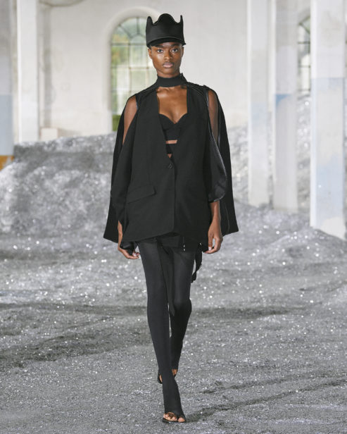 burberry-spring_summer-2022-womenswear-presentation-collection-look-20-mayowa_001