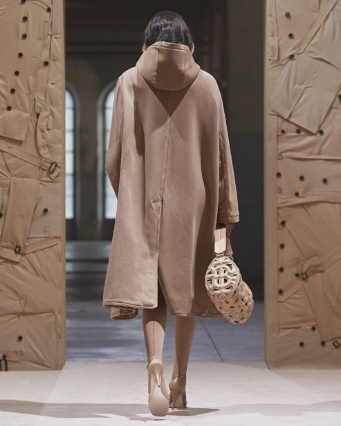 burberry-spring_summer-2022-womenswear-presentation-collection-look-29-nyasha_002