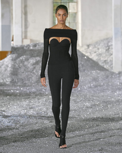 burberry-spring_summer-2022-womenswear-presentation-collection-look-32-sacha_001