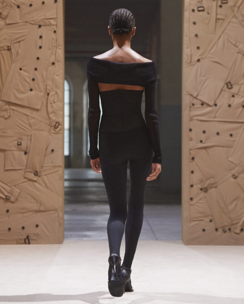 burberry-spring_summer-2022-womenswear-presentation-collection-look-32-sacha_002