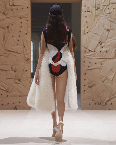 burberry-spring_summer-2022-womenswear-presentation-collection-look-35-mika_002