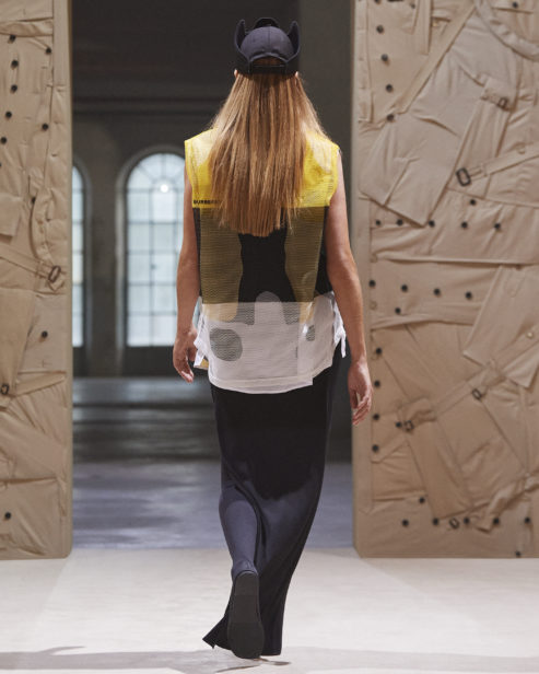 burberry-spring_summer-2022-womenswear-presentation-collection-look-37-frankie_002