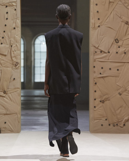 burberry-spring_summer-2022-womenswear-presentation-collection-look-39-maty_002