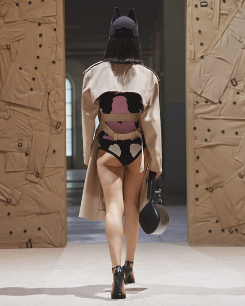 burberry-spring_summer-2022-womenswear-presentation-collection-look-4-yilan_002