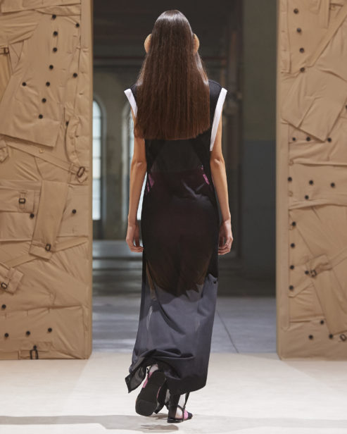 burberry-spring_summer-2022-womenswear-presentation-collection-look-40-martina_002