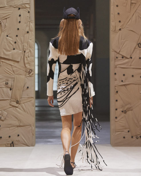 burberry-spring_summer-2022-womenswear-presentation-collection-look-44-valeria_002