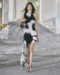 burberry-spring_summer-2022-womenswear-presentation-collection-look-46-flavie_001