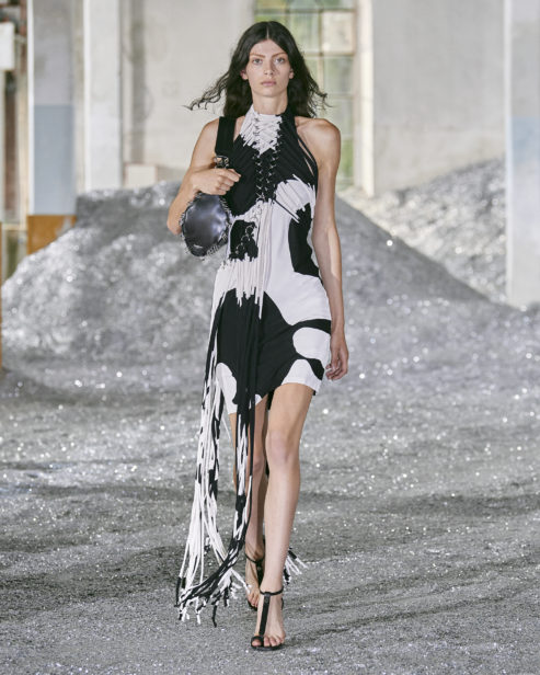 burberry-spring_summer-2022-womenswear-presentation-collection-look-46-flavie_001