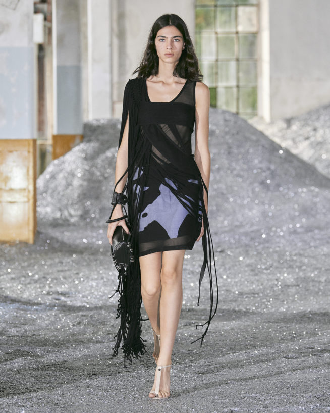 burberry-spring_summer-2022-womenswear-presentation-collection-look-48-loli_001