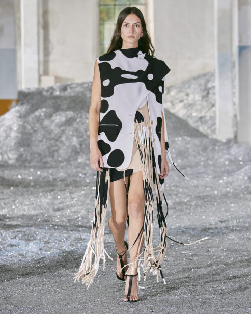 burberry-spring_summer-2022-womenswear-presentation-collection-look-49-chai_001