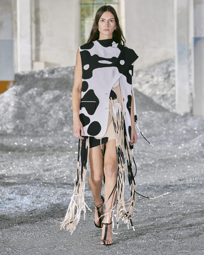 burberry-spring_summer-2022-womenswear-presentation-collection-look-49-chai_001