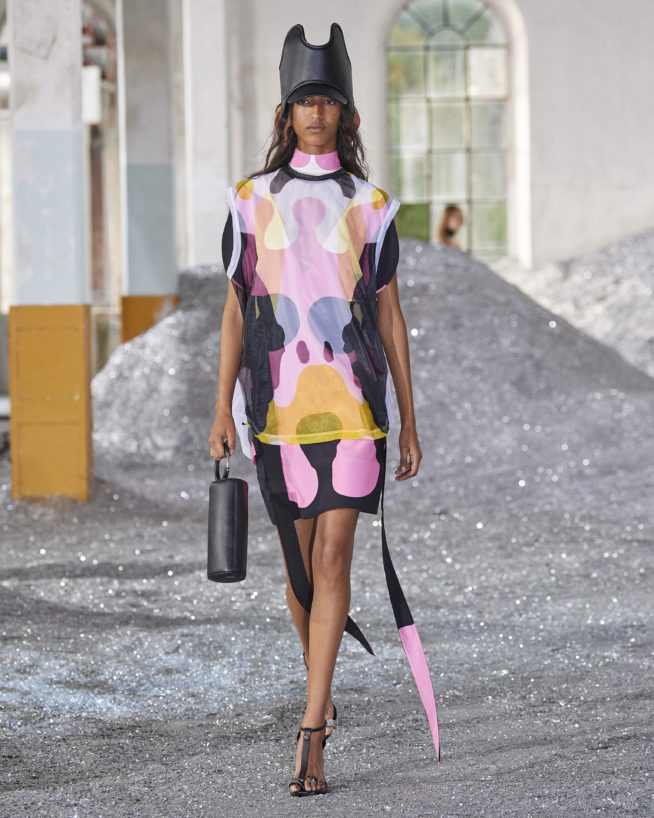 burberry-spring_summer-2022-womenswear-presentation-collection-look-8-mona_001