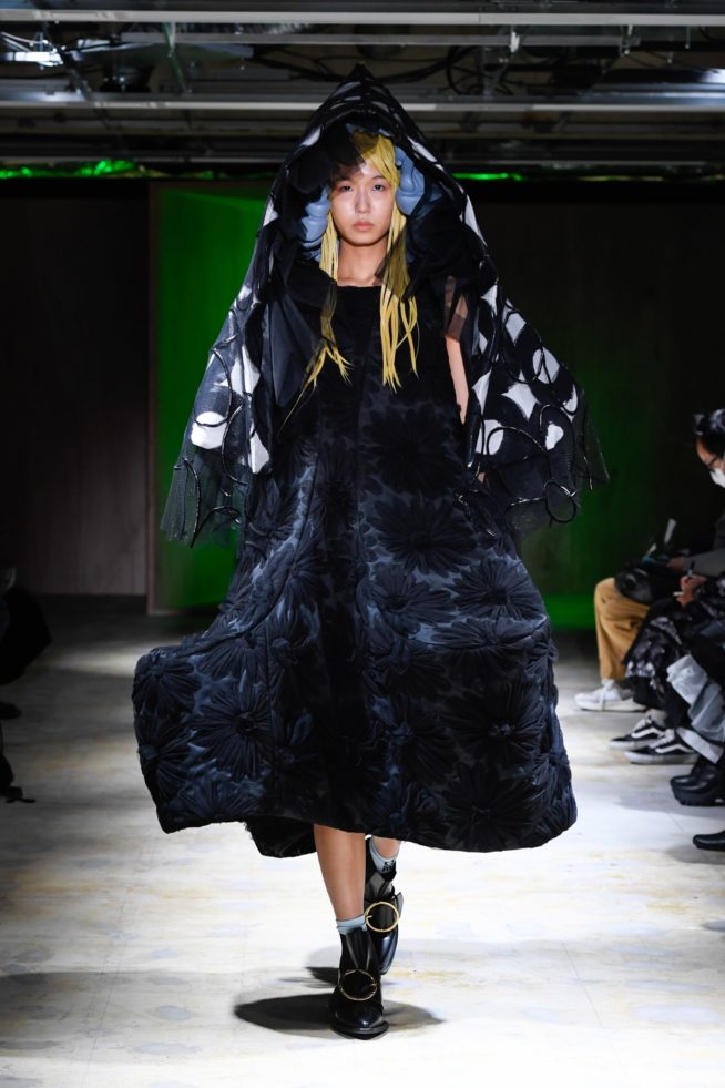 00004-comme-des-garcons-spring-22-rtw-tokyo-credit-brand
