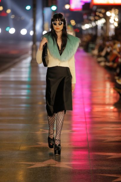 look_001
