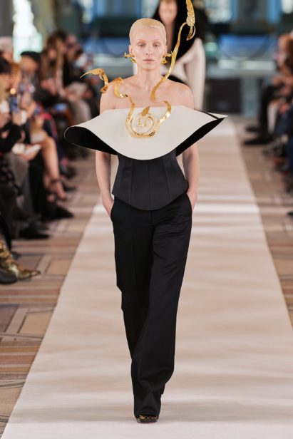 00002-schiaparelli-couture-spring-22-credit-gorunway