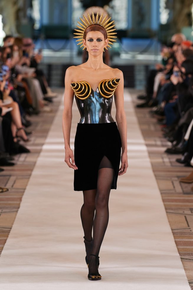 00011-schiaparelli-couture-spring-22-credit-gorunway