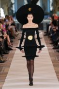 00022-schiaparelli-couture-spring-22-credit-gorunway