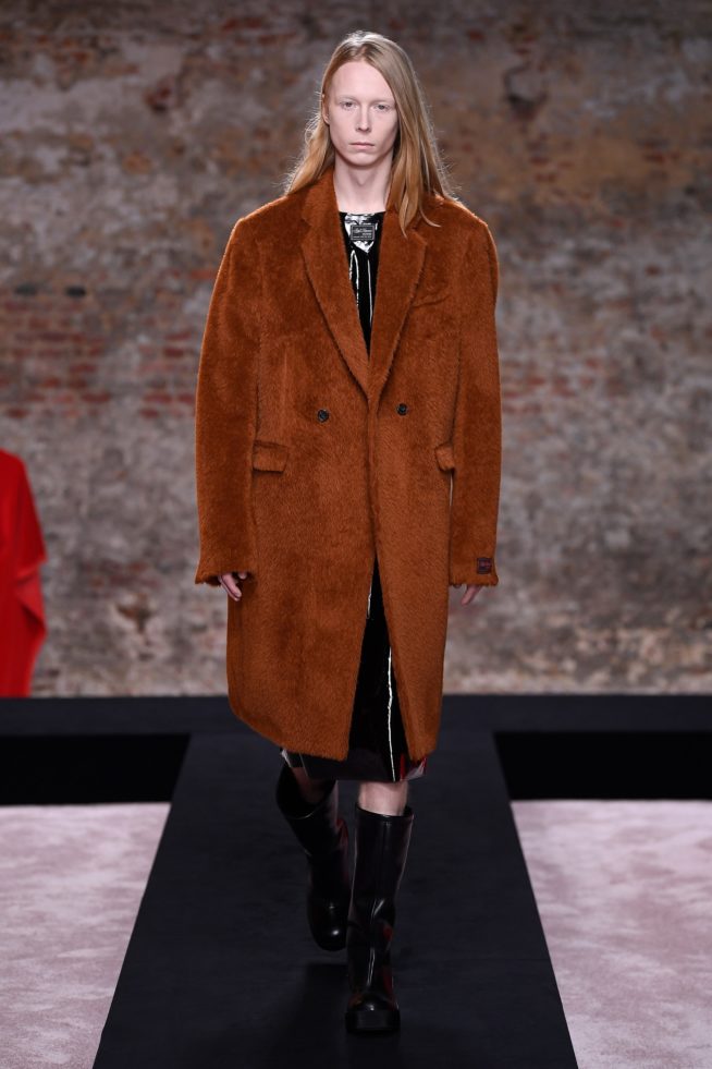 00006-raf-simons-fall-22-london-credit-brand