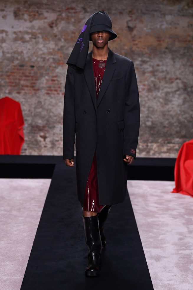 00022-raf-simons-fall-22-london-credit-brand-1