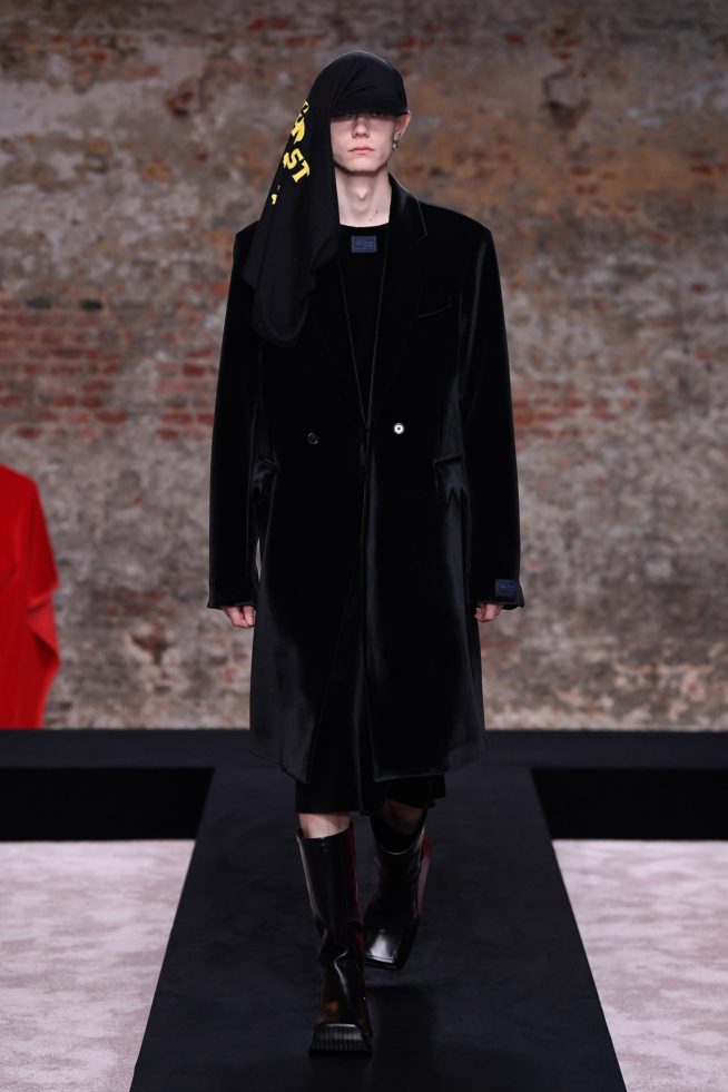 00033-raf-simons-fall-22-london-credit-brand-1