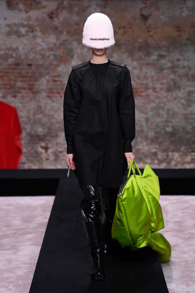 00042-raf-simons-fall-22-london-credit-brand